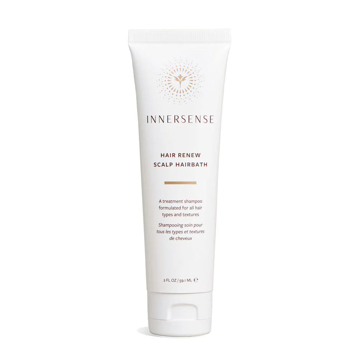 Weiße Tube "Innersense Hair Renew Scalp Hairbath" stehend vor weißem Hintergrund.