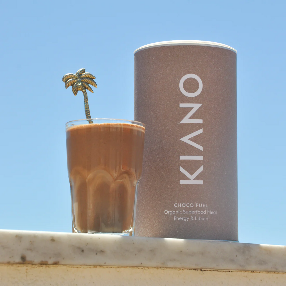 Kiano Choco Fuel Dose und Glas mit Shake vor blauem Himmel.