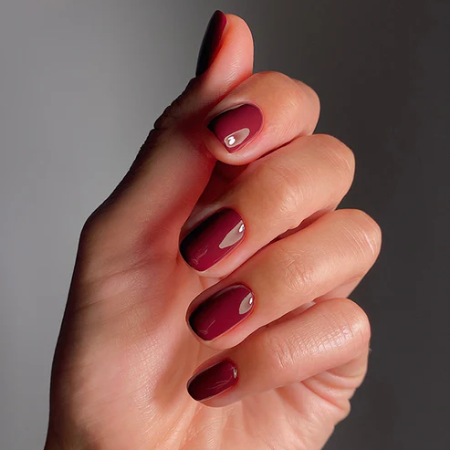 Bordeaux Velours Nagellack aufgetragen – edler, femininer Rotton mit samtigem Finish