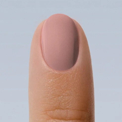 Laine Taupe Nagellack aufgetragen – dezenter, femininer Taupe-Look
