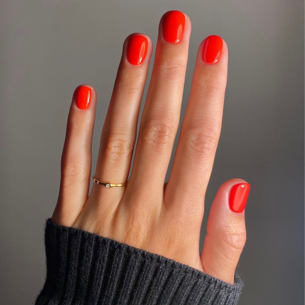 Leuchtend roter Nagellack von Karolin Van Loon – Farbton Rouge Solaire auf gepflegten Nägeln
