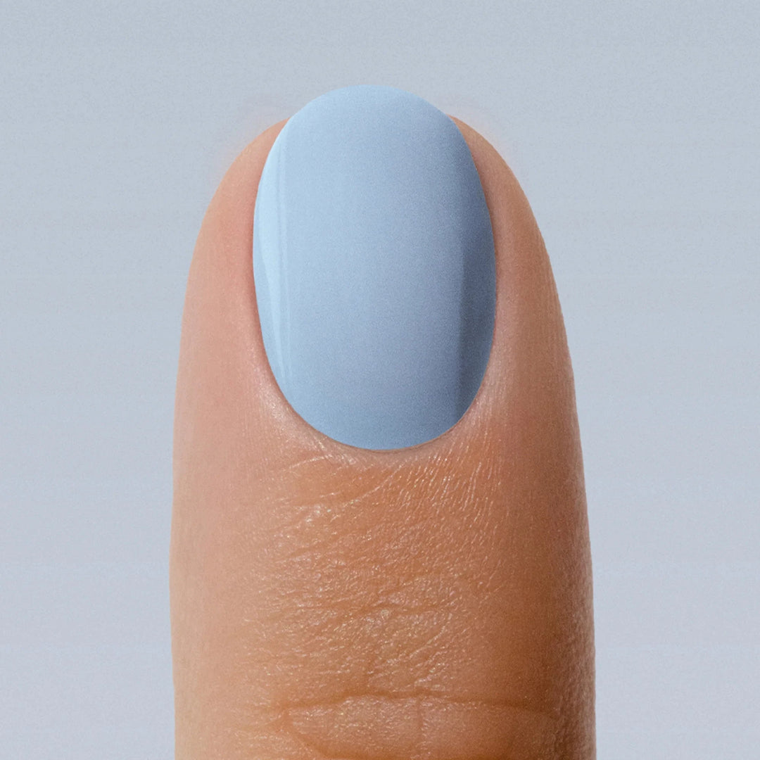 Nagellack Bleu Cotton 34 von Karolin Van Loon auf einem Fingernagel. North Glow
