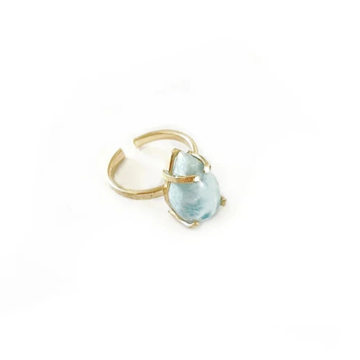 Larimar Ring von Crystal and Sage vor weißem Hintergrund.
