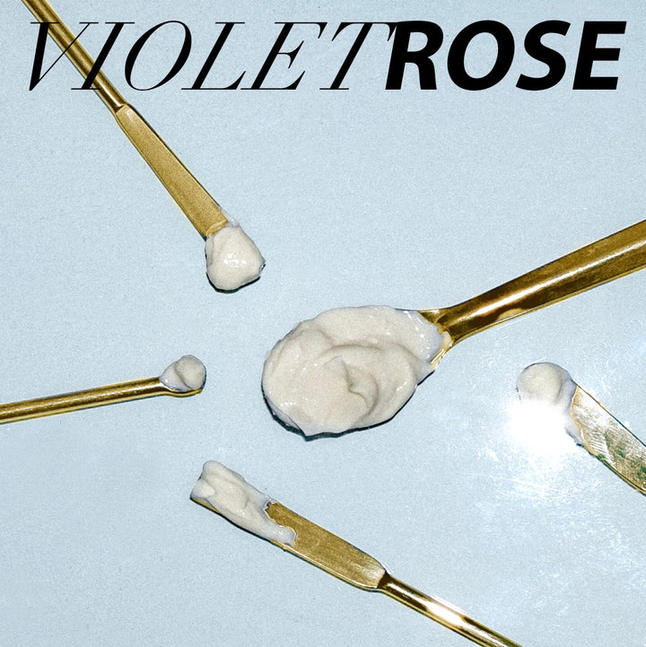 Lilfox Violet Rose Darstellung Textur auf goldenen Löffeln und Sparteln Hellblauer Hintergrund