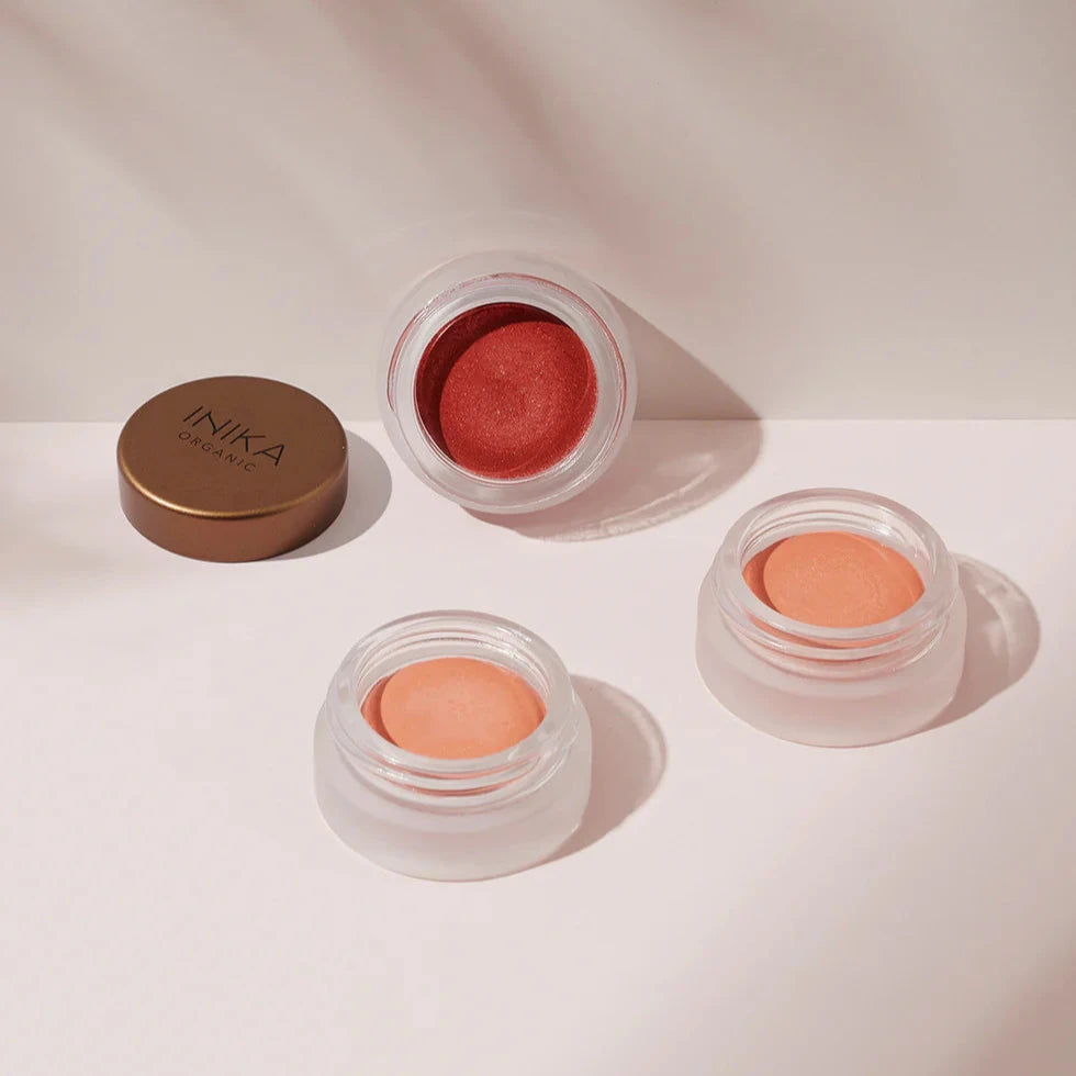 3 Lip & Cheek Creams geöffnet, ein Deckel ligened daneben. North Glow