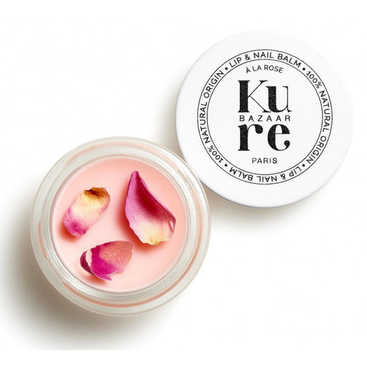 Lip & Nail Balm "Rose" von Kure BAZAAR geöffnet, Rosenblätter liegen auf dem Balm, Deckel liegt daneben.