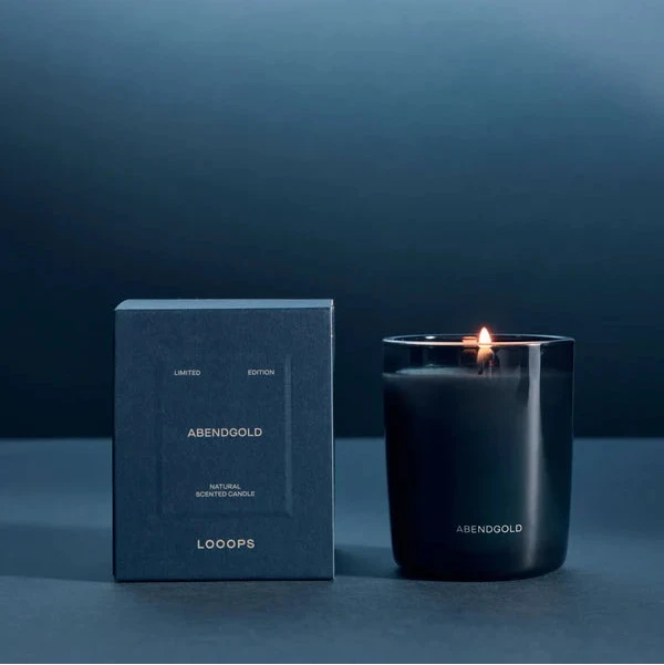 Looops Abendgold Kerze 75g blau neben Produktverpackung.