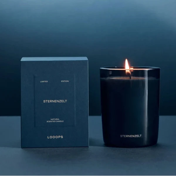 Looops Sternenzelt Duftkerze 250 g · Limited Edition 2026, neben Produktverpackung.