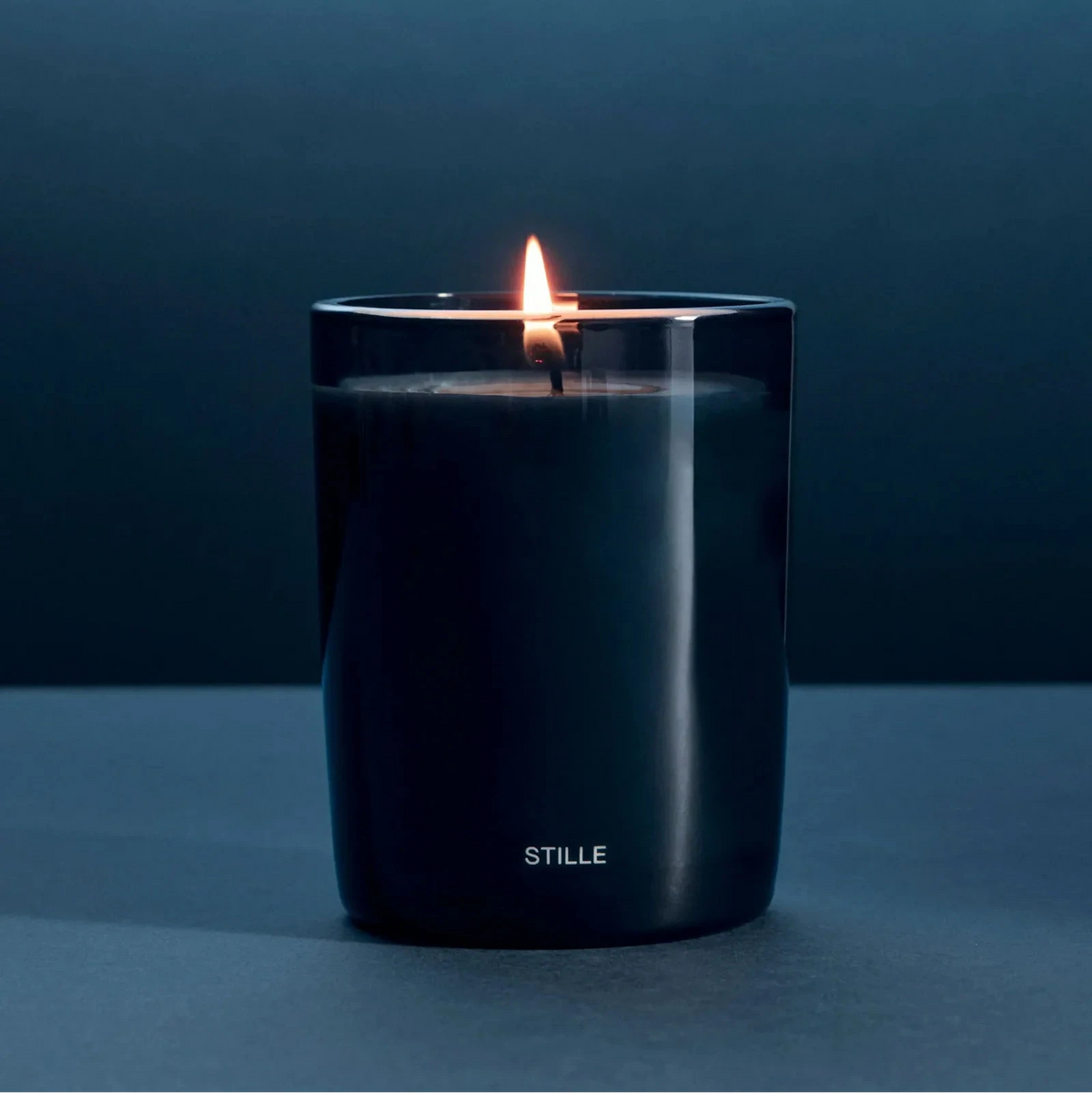 Looops Stille Kerze in blau getöntem Glas, 250 g.