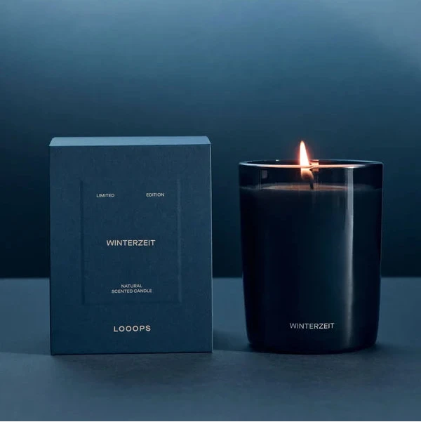 Winterzeit Duftkerze 250 g in blauem Glas · Limited Edition 2026 neben Produktverpackung.