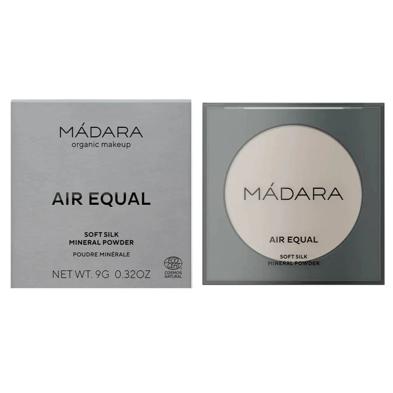 Produkt und Verpackung Air Equal Soft Silk Mineral Powder von Mádara nebeneinander vor weißem Hintergrund.
