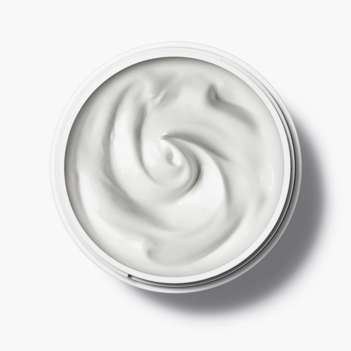 Offener Tiegel der Manasi 7 Botanical Face Cream Furora aus der Vogelperspektive steht auf weißem Untergrund.