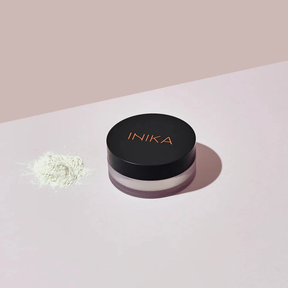 INIKA Gefäß, daneben Mineral Setting Powder.