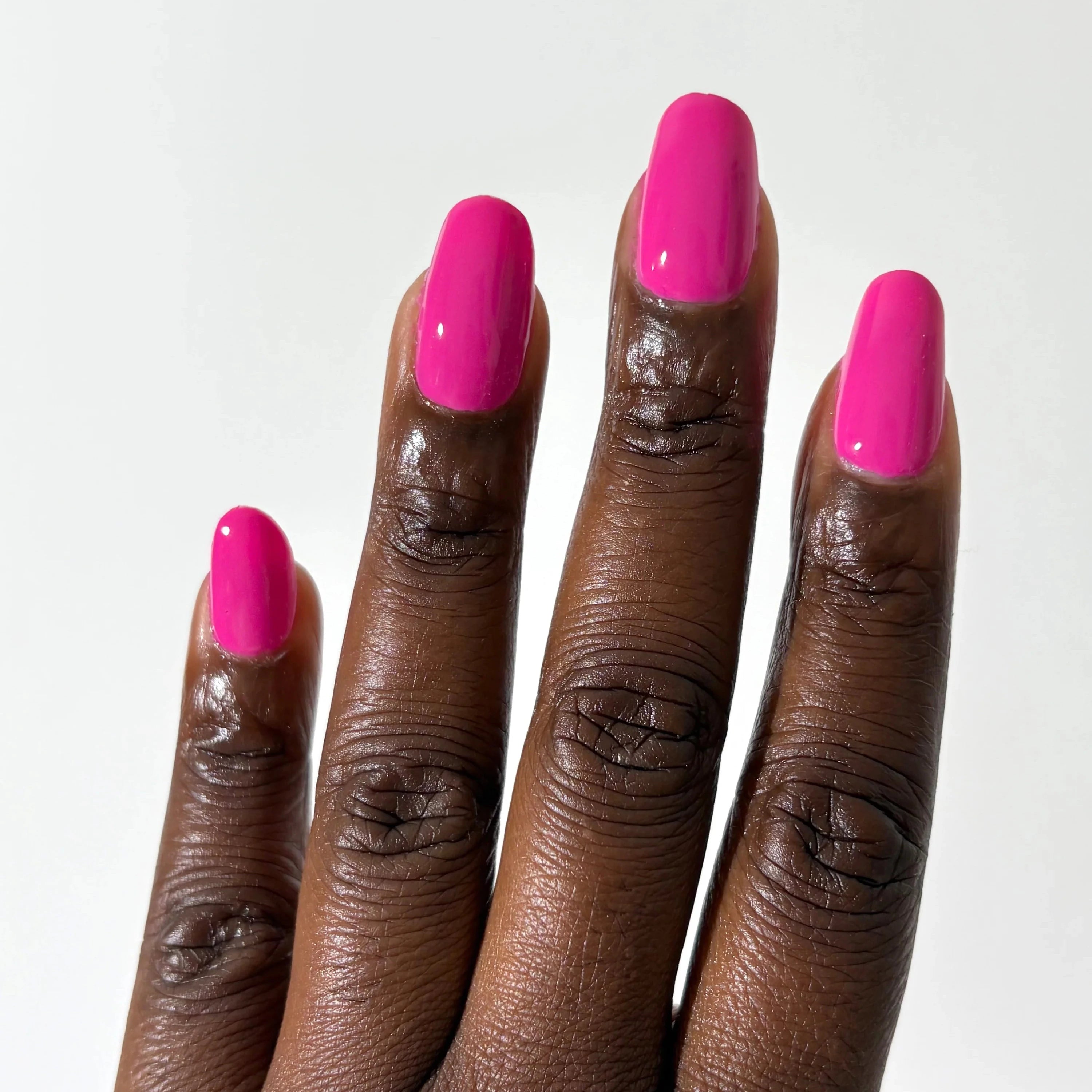 Nailberry Electric Pink auf Fingernägeln.