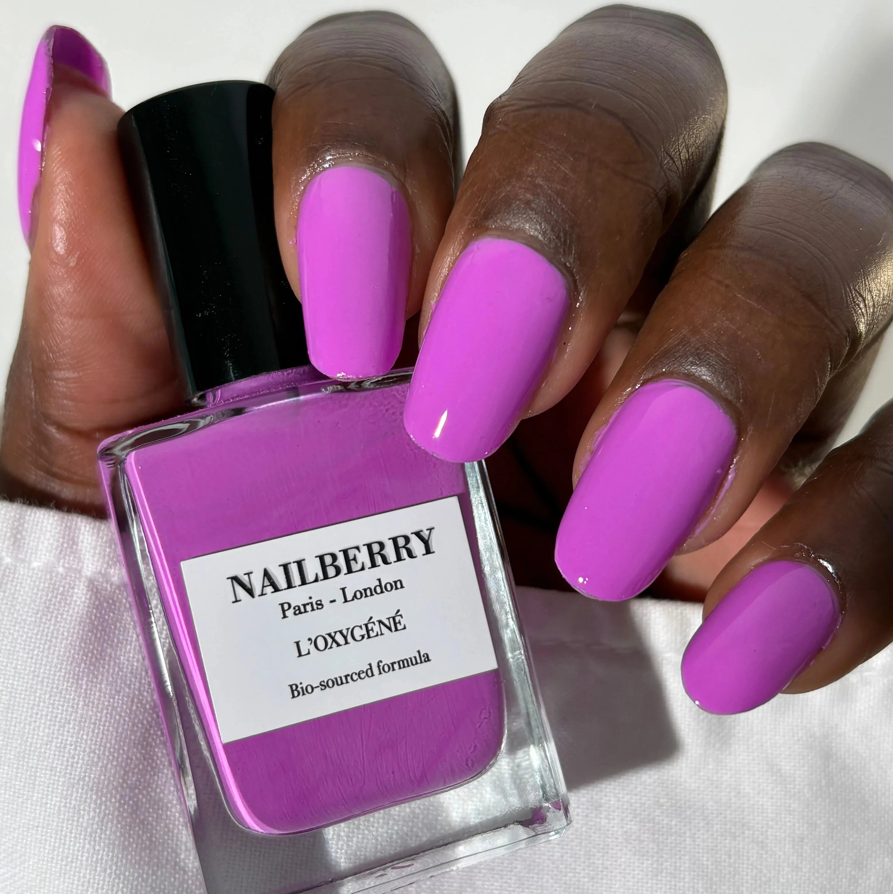 Nailberry Ultra Violet Flakon und Nägel in Ultra Violet.