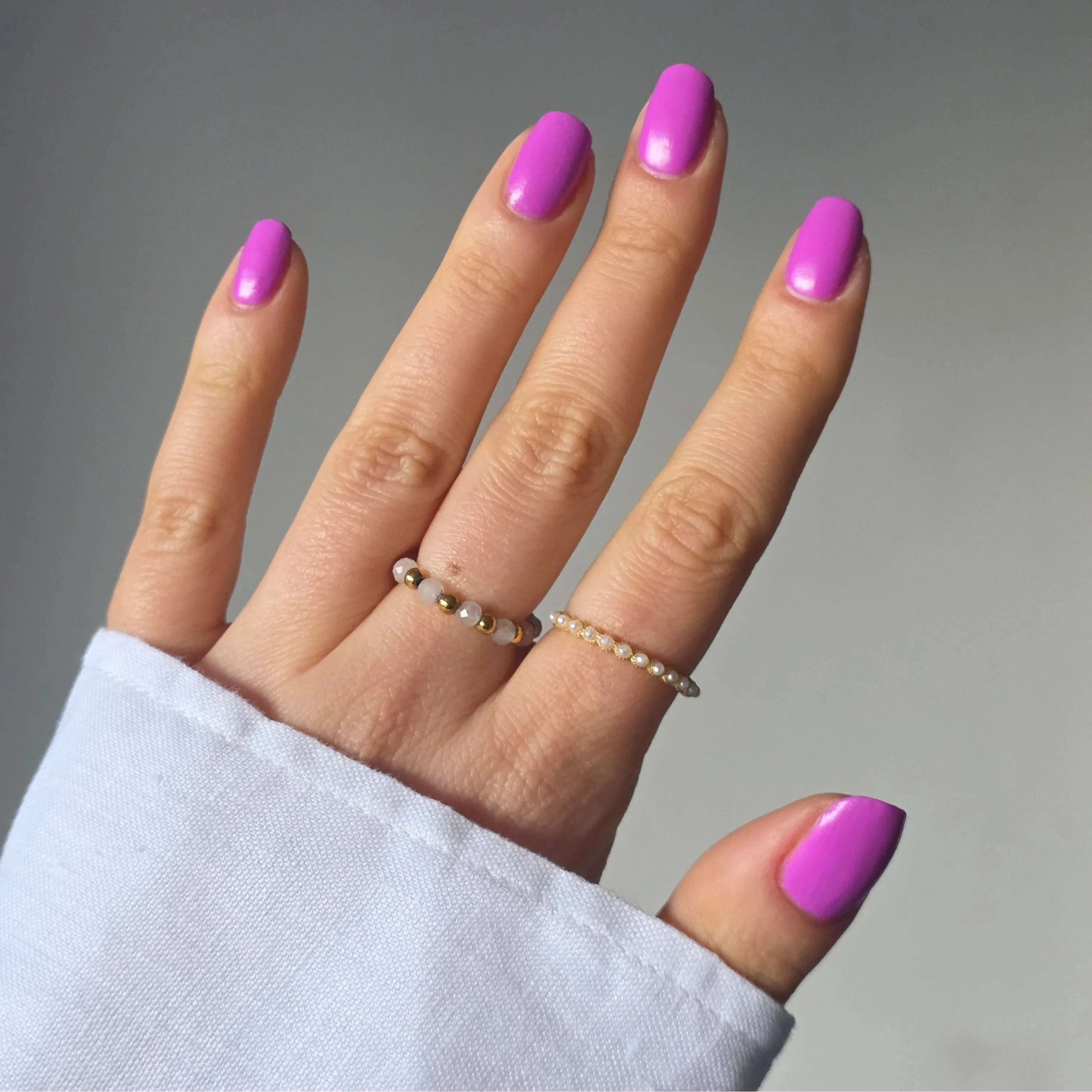 Nailberry Ultra Violet auf Fingernägel präsentiert.