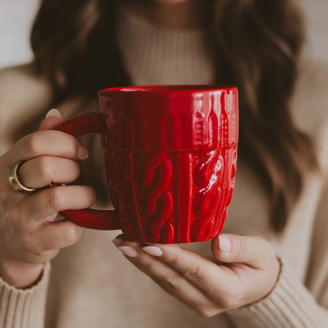 Detailansicht Zopfmuster-Strickdesign auf roter Weihnachtstasse – Sweet Water Decor