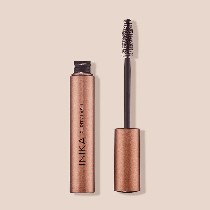 Purity Lash Mascara geöffnet, Bürste und Gefäß nebeneinander.