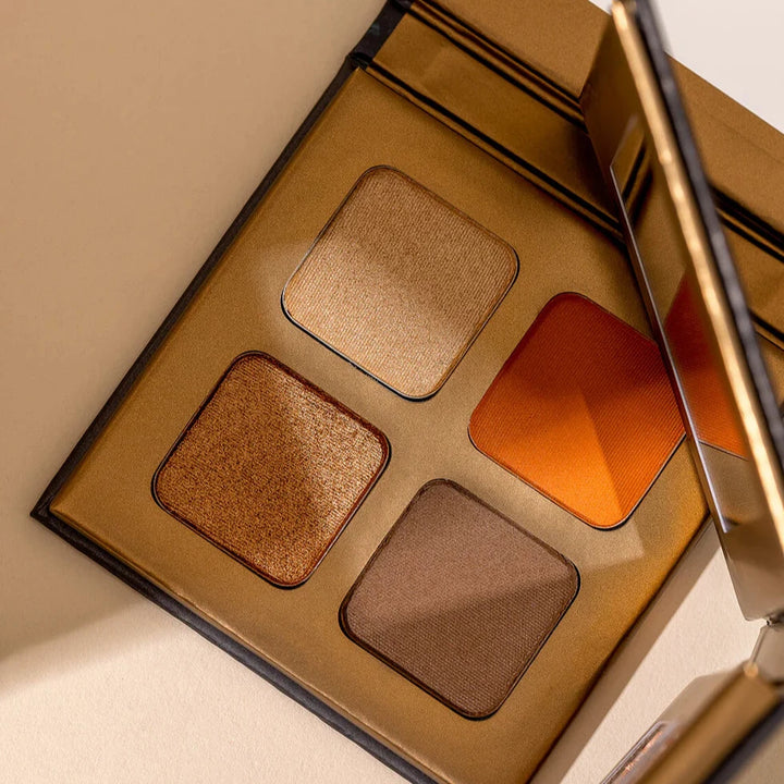 INIKA Organic Quad Eyeshadow Palette (Sunset) liegend, geöffnet.