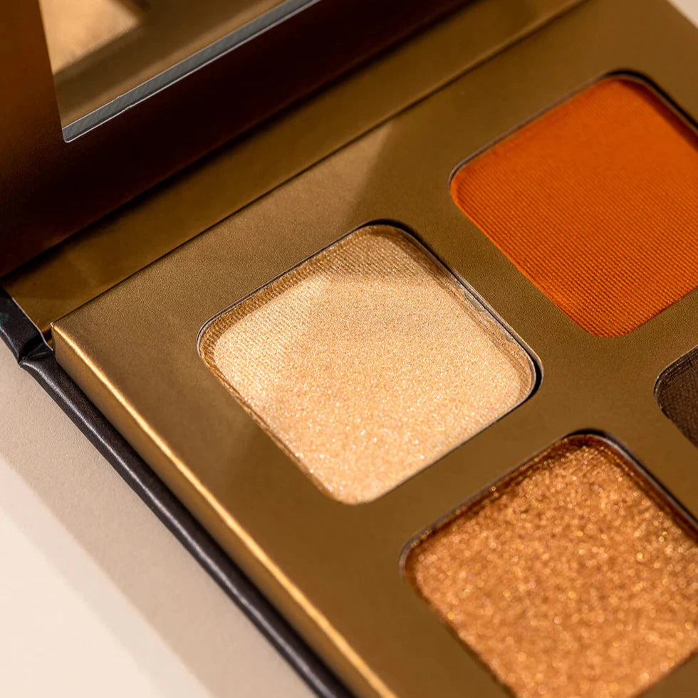 Ein Ausschnitt der INIKA Organic Quad Eyeshadow Palette (Sunset) geöffnet. North Glow