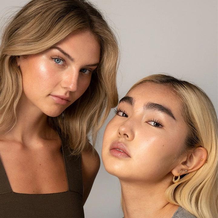 Anwendung des RMS Beauty Crystal Slipper Luminizer auf den Wangen – strahlender, natürlicher Highlighter-Effekt