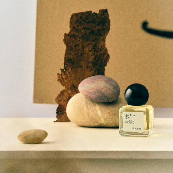 Racyne Quelque Part 50 ml – transparenter Eau-de-Parfum-Flakon in atmosphärischer Produktaufnahme