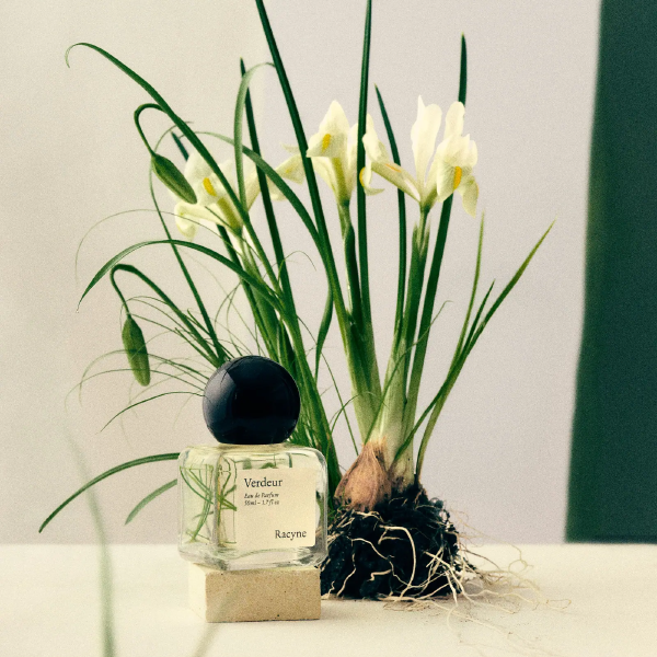 Racyne Verdeur Parfumflakon in grüner, botanisch inspirierter Produktinszenierung.