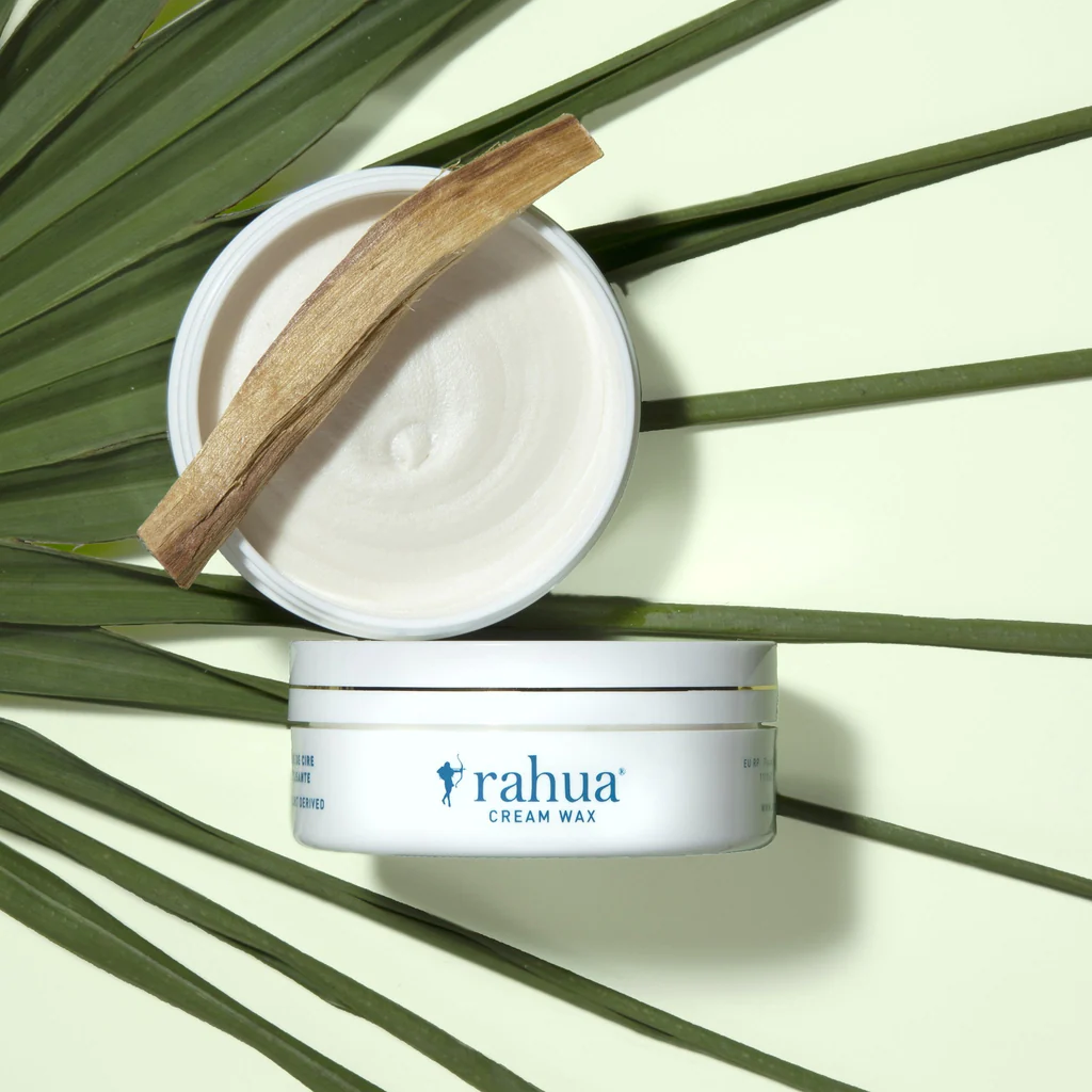 offene Rahua Cream Wax Dose auf einem Palmenblatt vor hellgrünem Hintergrund. North Glow