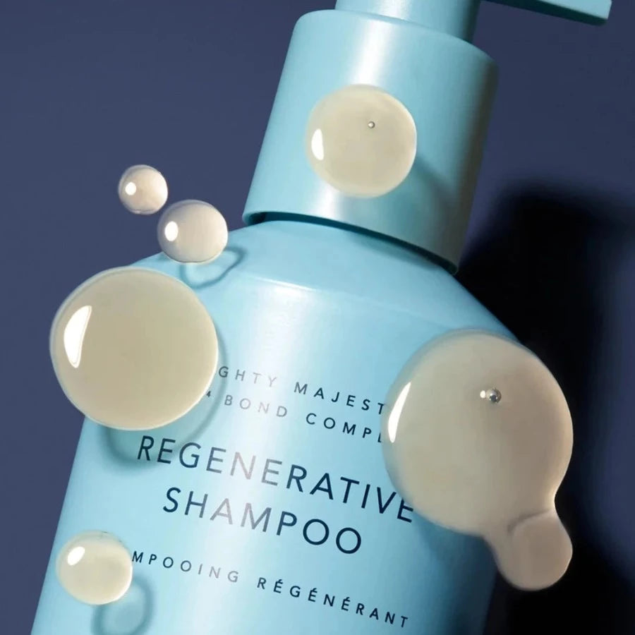 Ranavat Regenerative Shampoo hellblaue Flasche auf blauem Hintergrund mit Tropfentextur North Glow