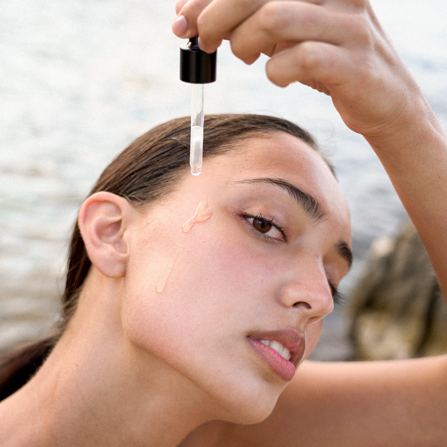 RUHI Hyaluronic Serum mit natürlicher Feuchtigkeitspflege und Glow-Effekt