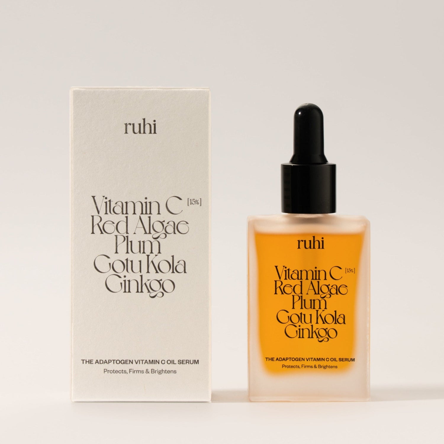 Das ruhi The Adaptogen Vitamin C Oil Serum in der 30ml Glasflasche mit Pipette stehend neben der beigen Produktverpackung. Die Aufschrift listet Inhaltsstoffe wie Vitamin C, Red Algae und Plum auf.