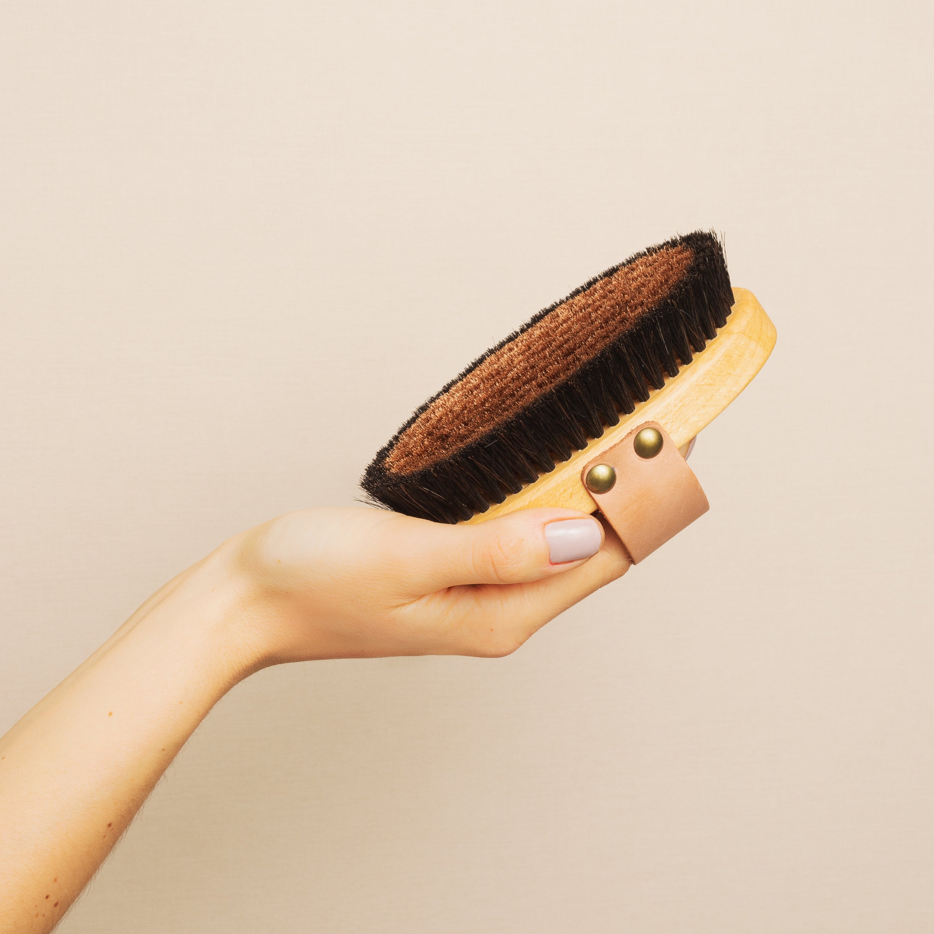 Ruhi The Ionic Dry Brush – Trockenbürste In einer Hand von der Seite 