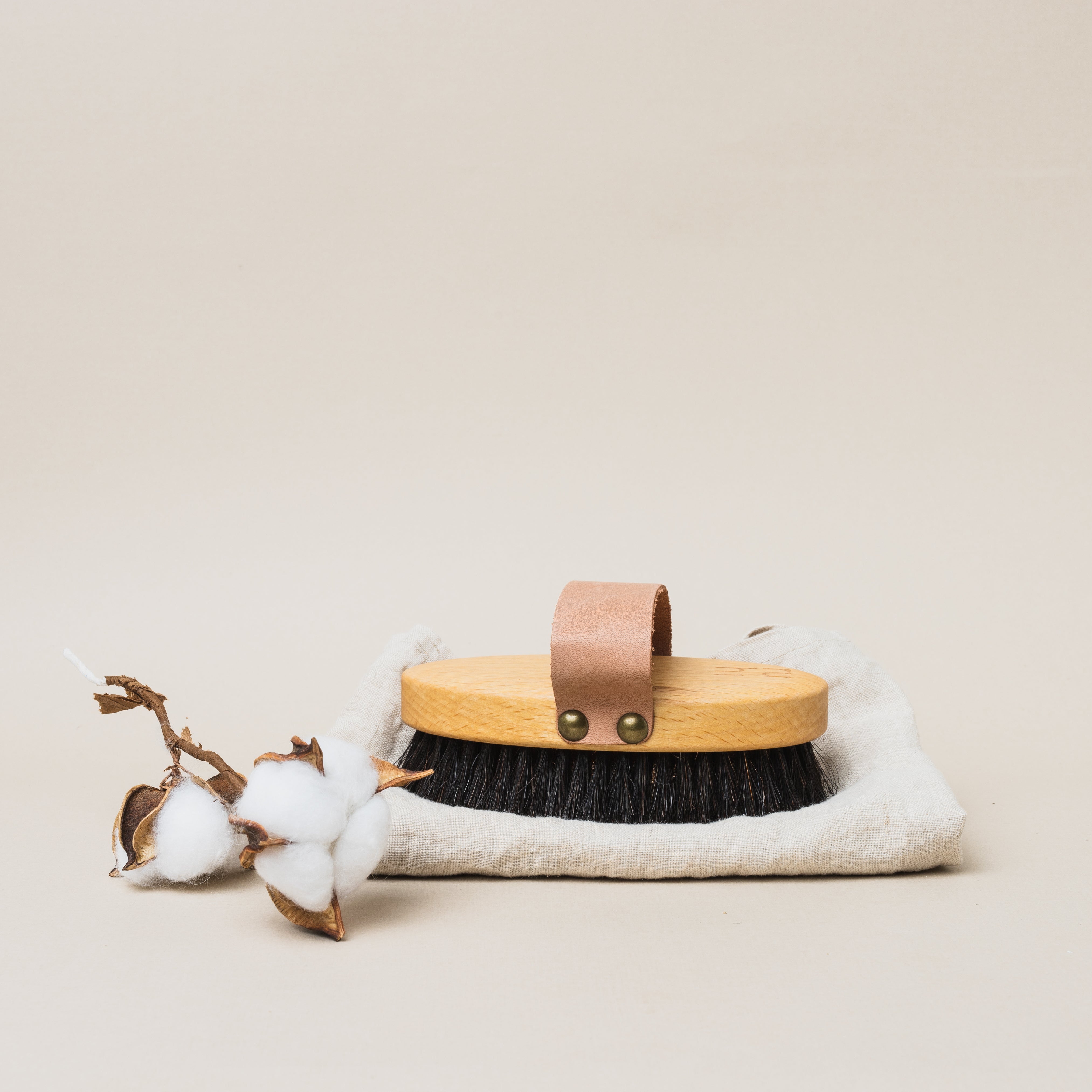 Ruhi The Ionic Dry Brush – Trockenbürste NG, liegend vor hellem Hintergrund