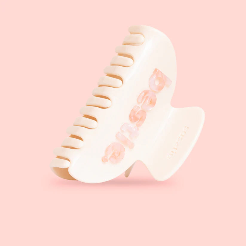 Detailansicht der SASSTIE Forever Bestie Haarklammer mit einzigartiger Farbmaserung aus langlebigem Cellulose-Acetat