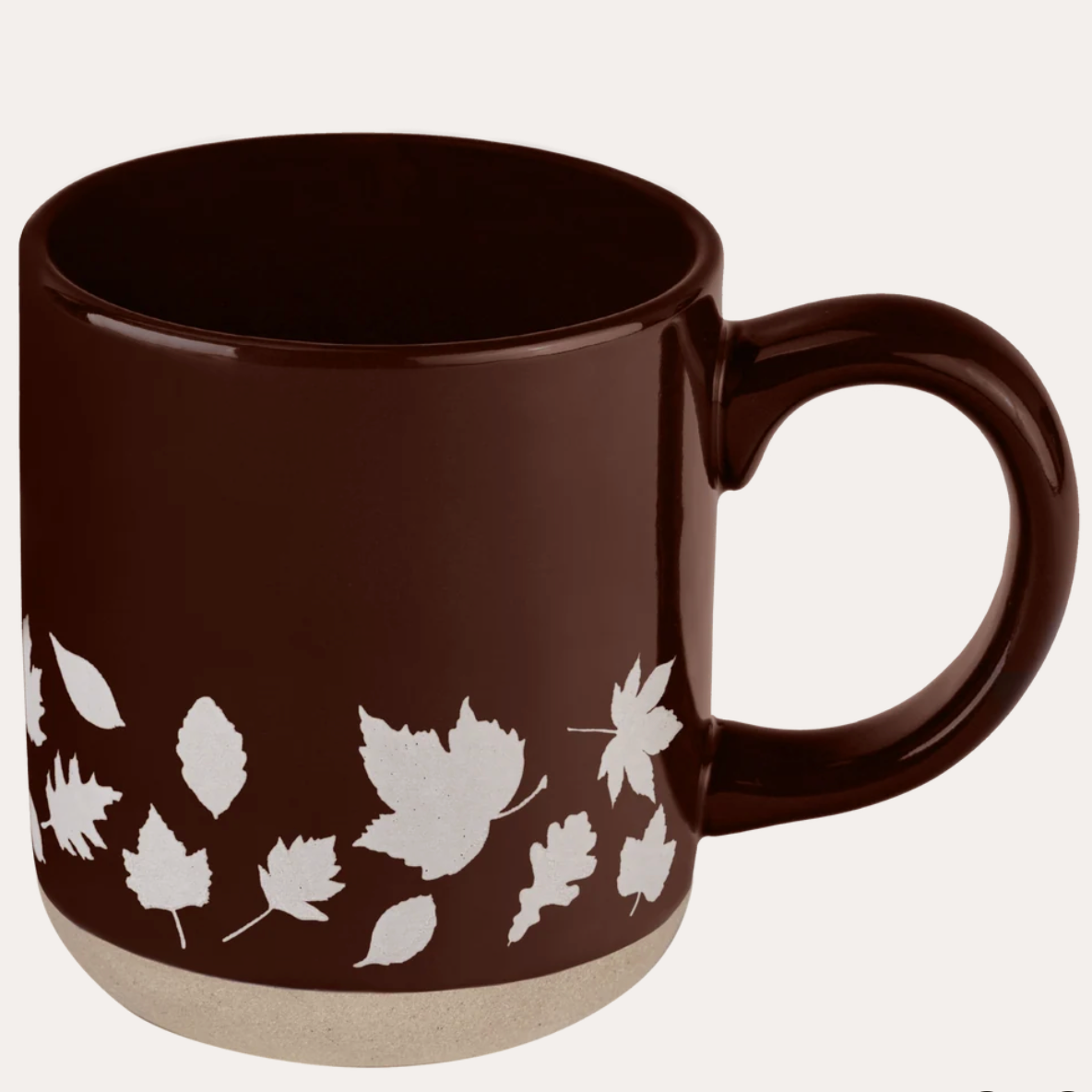 Sweet Water Decor Brown Fall Leaves Coffee Mug vor weißem Hinter