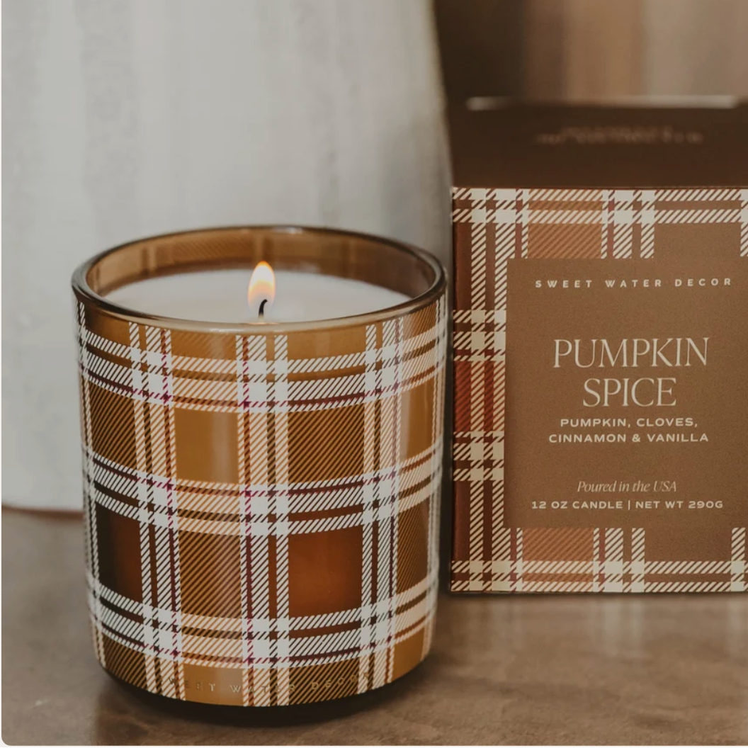 Sweet Water Decor Pumpkin Spice Kerze im Karomuster.