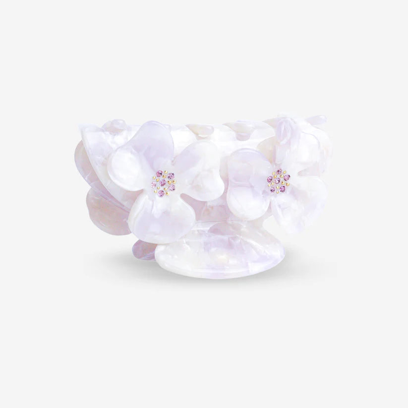 Luxuriöse Haarklammer mit handgesetzten Strasssteinen

Blumen Haarklammer aus der SASSTIE Masterpiece Collection