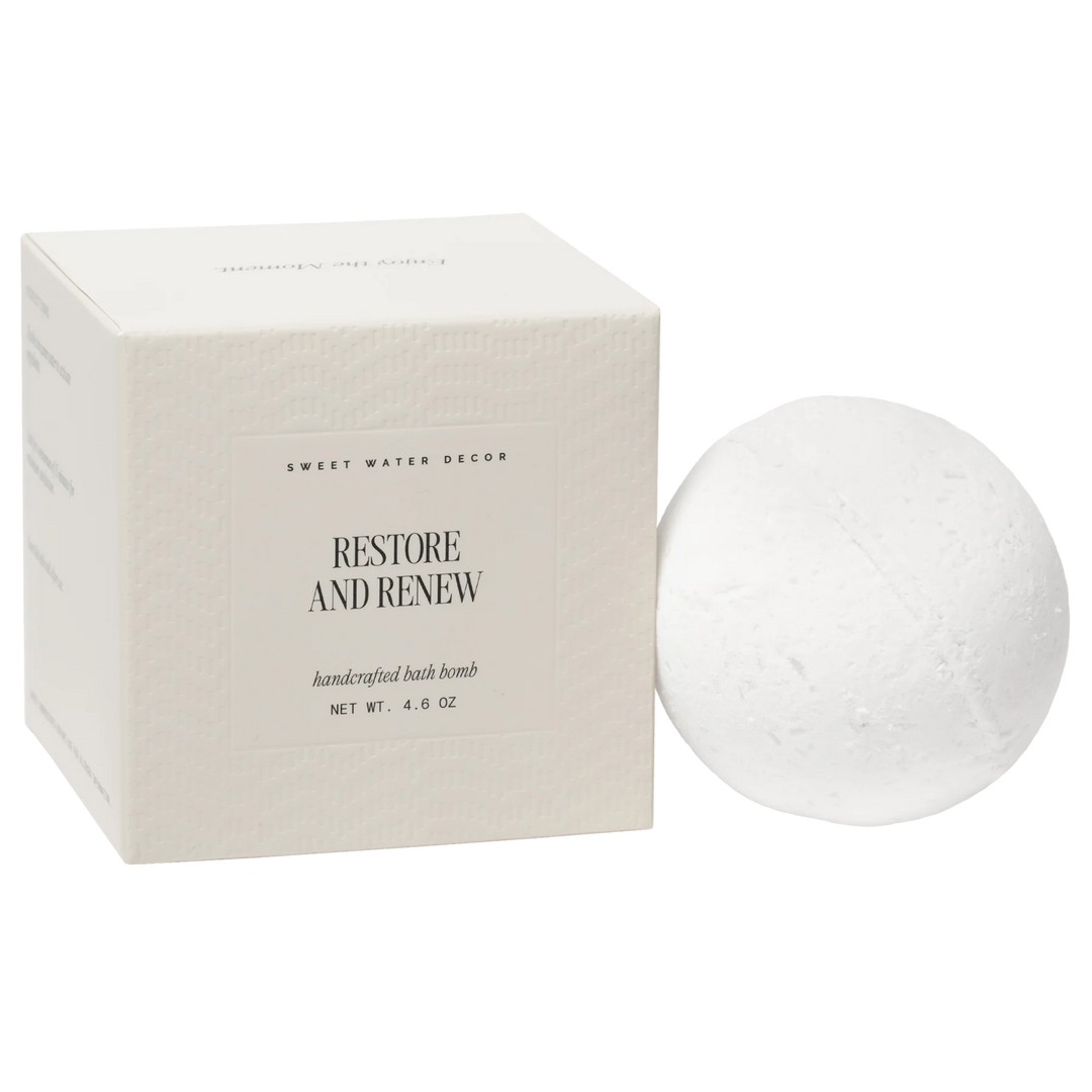 Restore and Renew Sweet Water Decor Badebombe in stilvoller Verpackung auf weißem Hintergrund