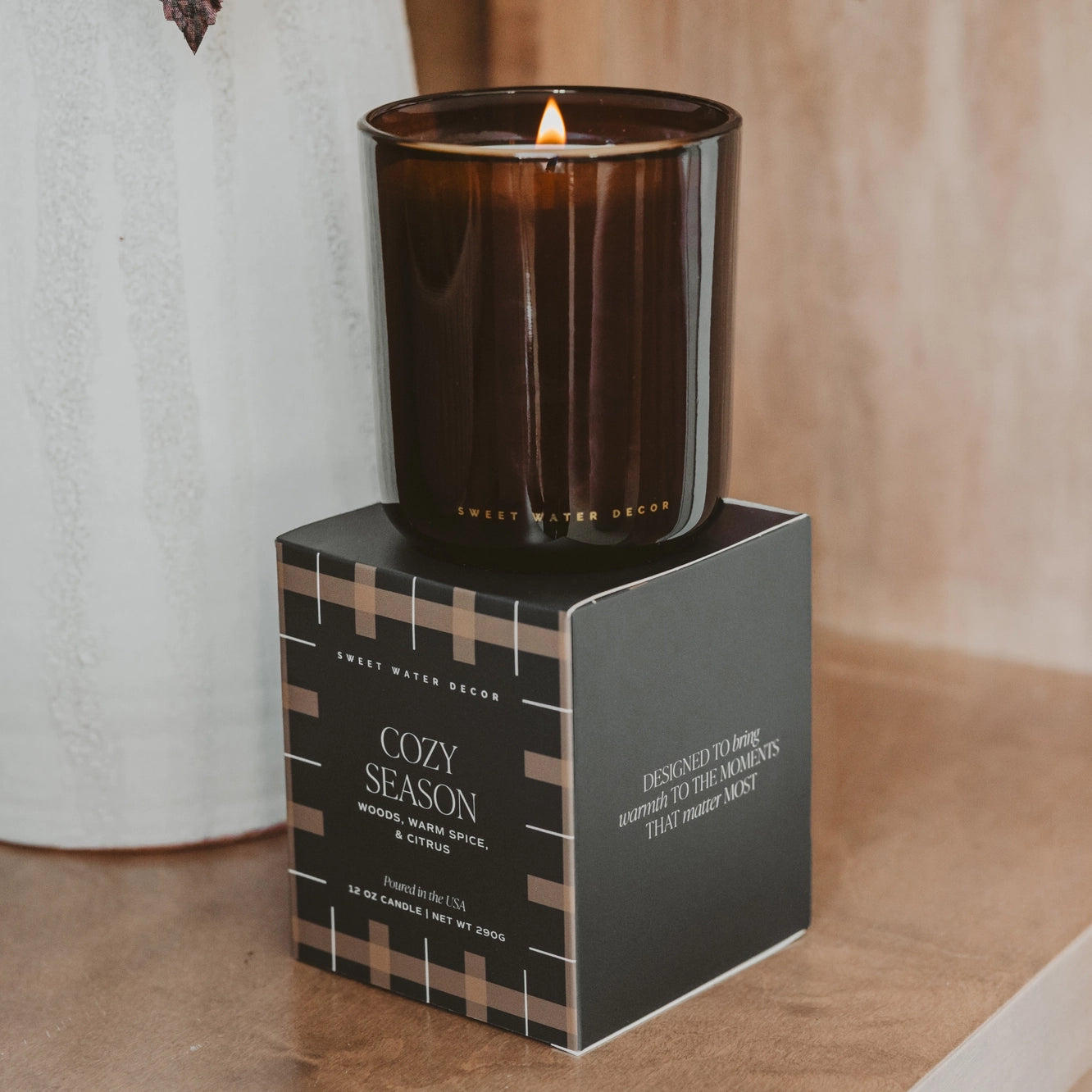 Brennende Cozy Season Duftkerze mit warmen Holznoten, Gewürzen und feiner Zitrusnote