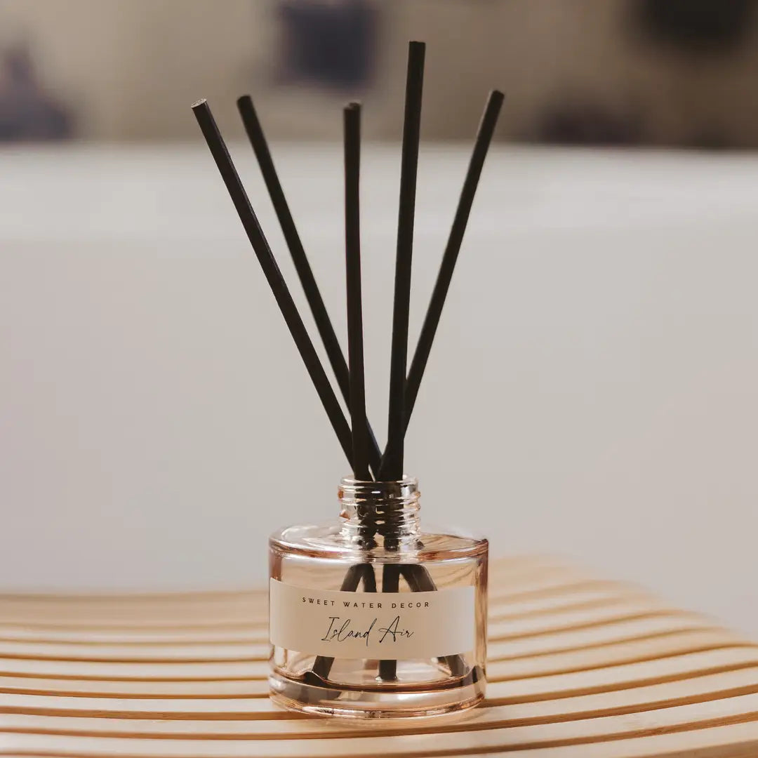 Island Air Raumduft Diffuser mit schwarzen Rattanstäbchen von Sweet Water Decor