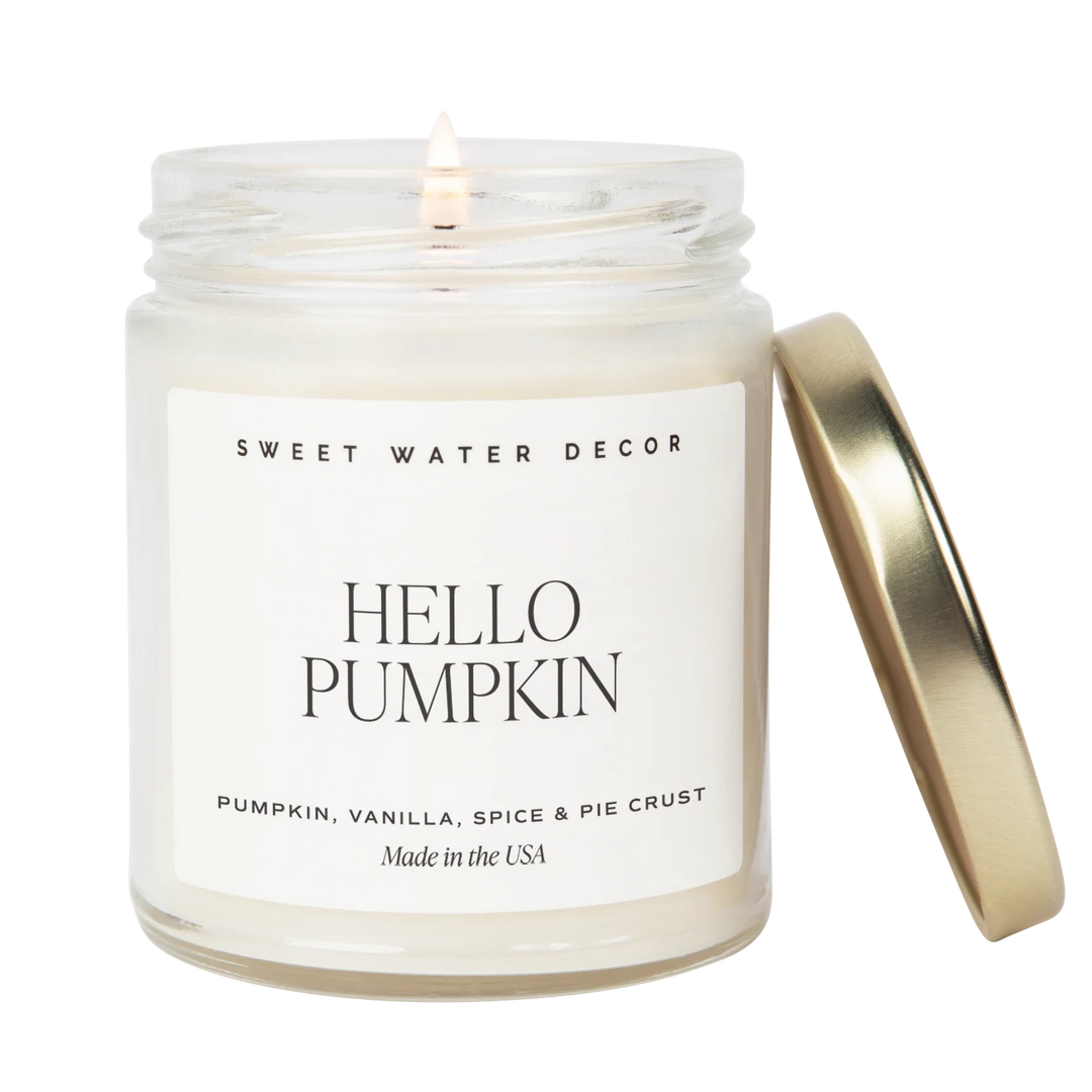 Geöffnetes Kerzenglas "Hello Pumpkin" von Sweet Water Decor vor weißem Hintergrund. North Glow