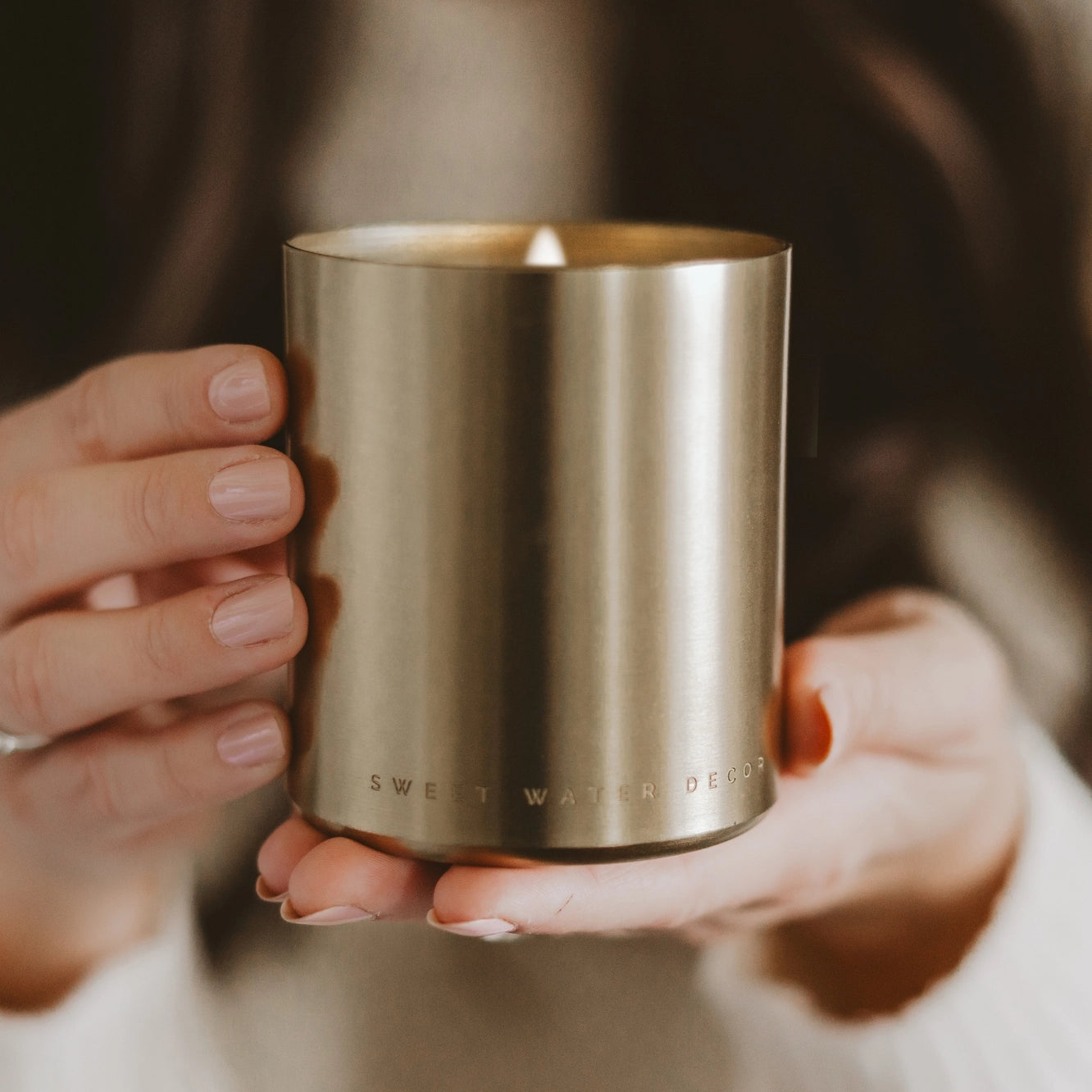 Brennende Warm and Cozy Metallic Gold Duftkerze von Sweet Water Decor mit warmem Herbstduft
