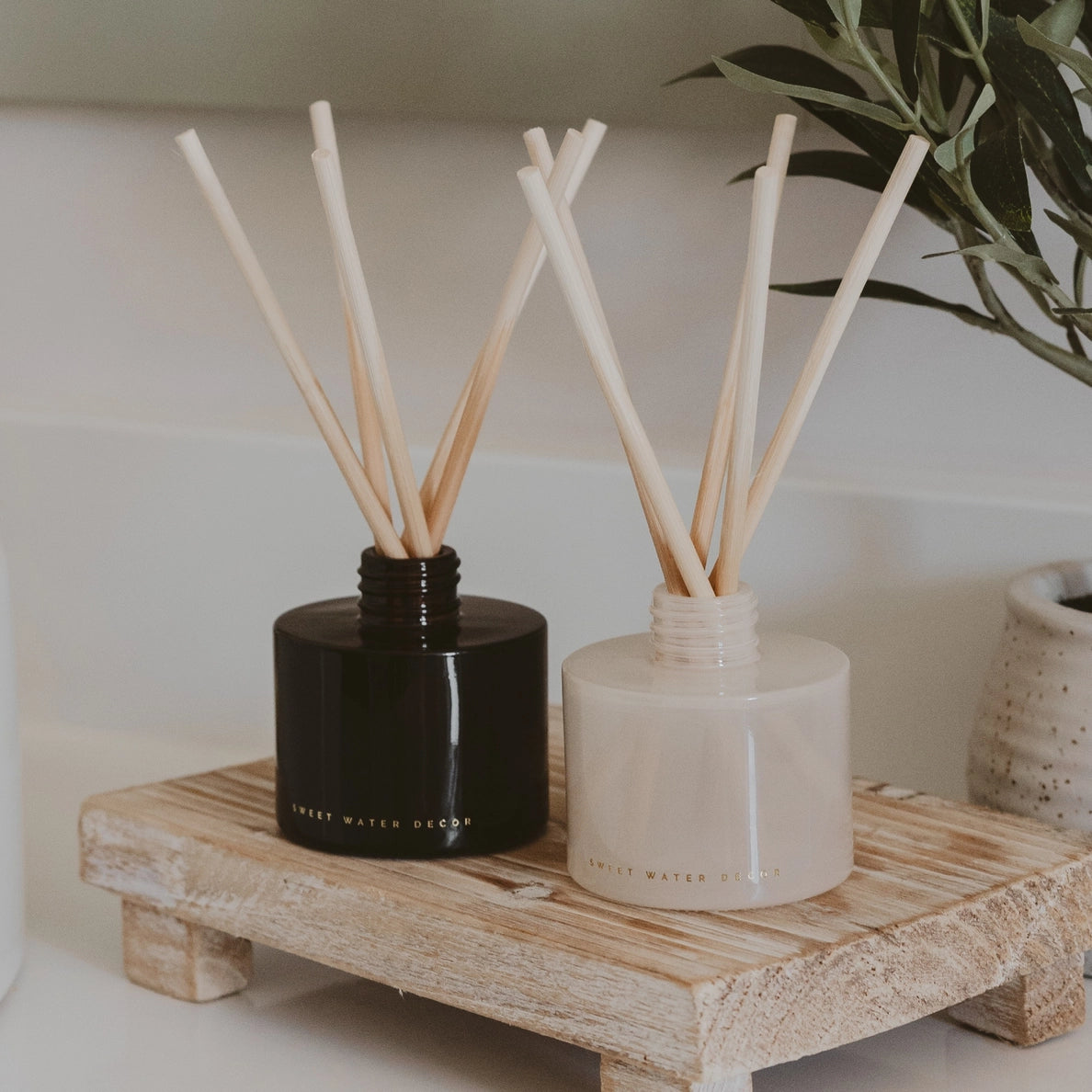 Spa Day Reed Diffuser im beigefarbenen Glas mit natürlichen Rattanstäbchen
