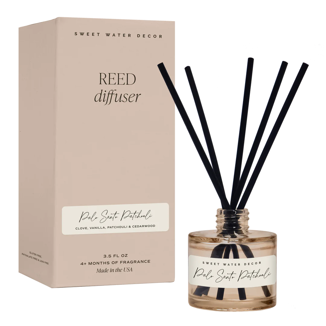 Diffuser Palo Santo Patouchli Tinted Glass Jar steht mit Duftsäbchen befüllt neben der Verpackung.