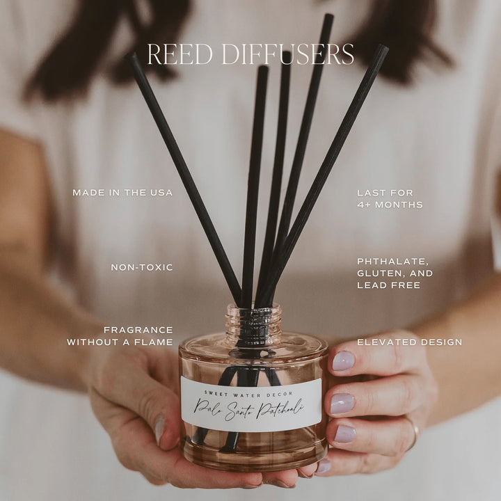 2 Hände halten einen Diffuser Palo Santo Patouchli Tinted Glass Jar mit Duftstäbchen, drumherum sind Informationen als Text geschrieben.