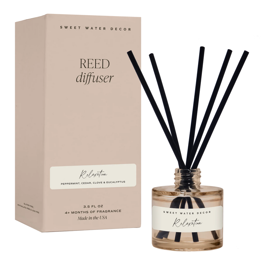 Diffuser Relaxation Tinted Glass Jar steht mit Duftsäbchen befüllt neben der Verpackung.
