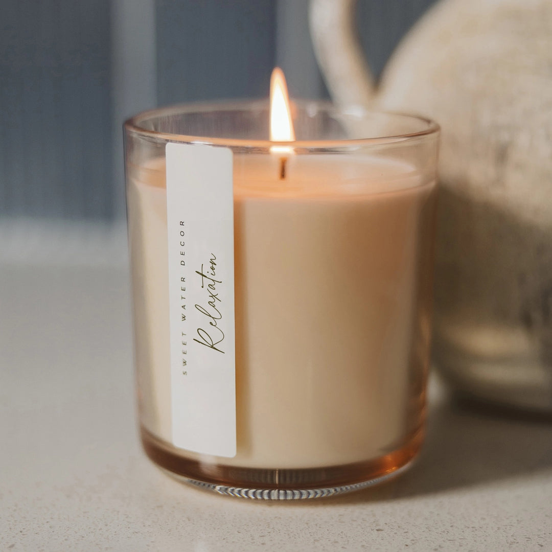 Sweet Water Decor Duftkerze Relaxation im durchsichtigem Glas mit Aufschrift in Schreibschrift. North Glow