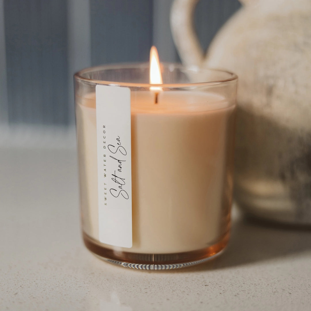 Sweet Water Decor Duftkerze Salt and Sea im durchsichtigem Glas mit Aufschrift in Schreibschrift.