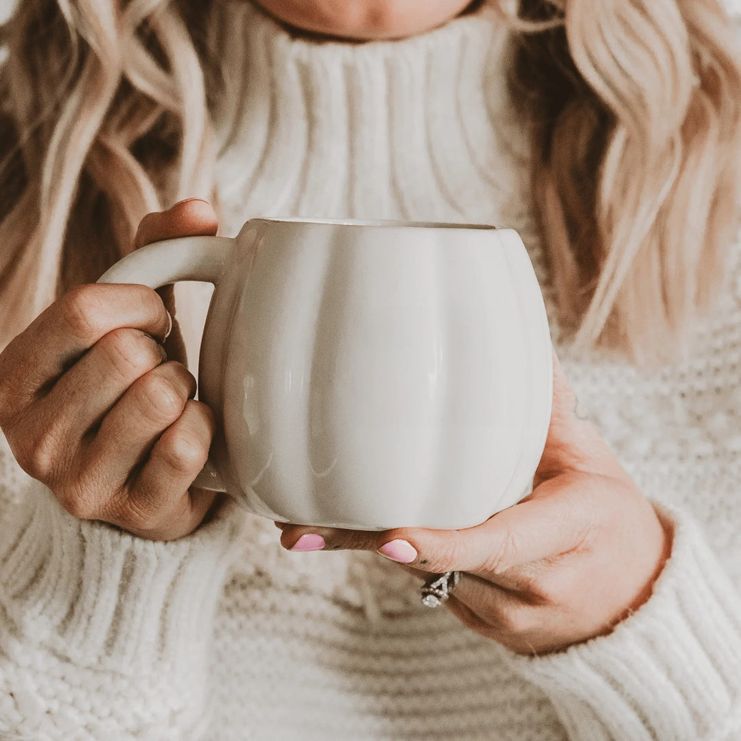 Cremiger Keramikbecher in Kürbisform von Sweet Water Decor– perfekt für Kaffee oder Tee im Herbst