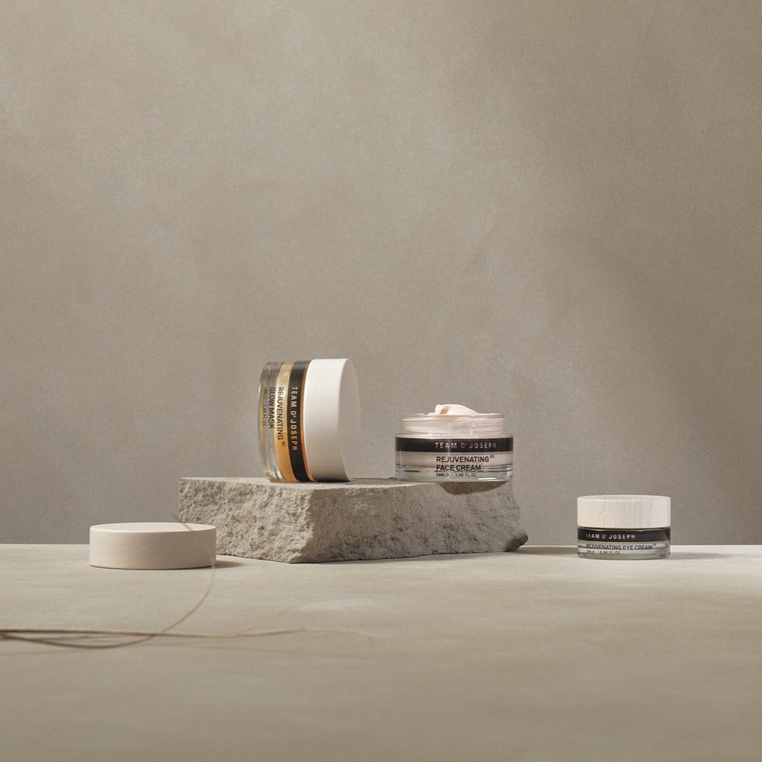 Detailaufnahme eines offenen Kosmetiktiegels mit Rejuvenating Creme von Team Dr Joseph, natürlich in Szene gesetzt auf Stein. North Glow